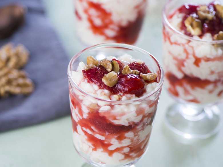 Milchreis mit Walnüssen und Erdbeeren