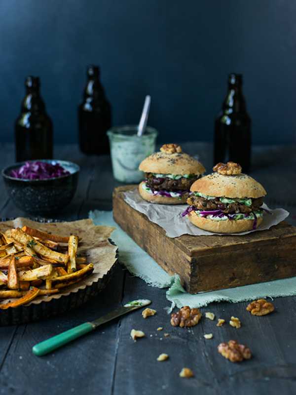 Mini-Walnussburger mit Rotkohl-Slaw und Petersilien-Aioli 