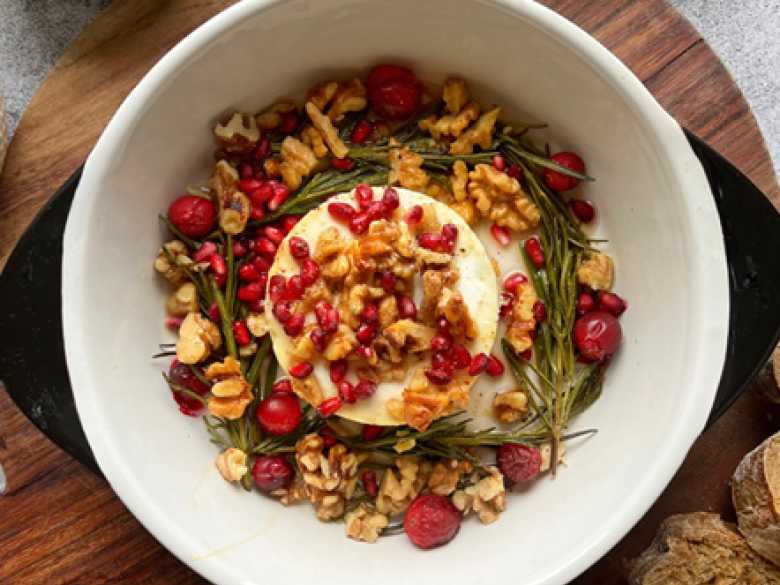 Ofenkäse mit Walnüssen und Granatapfel