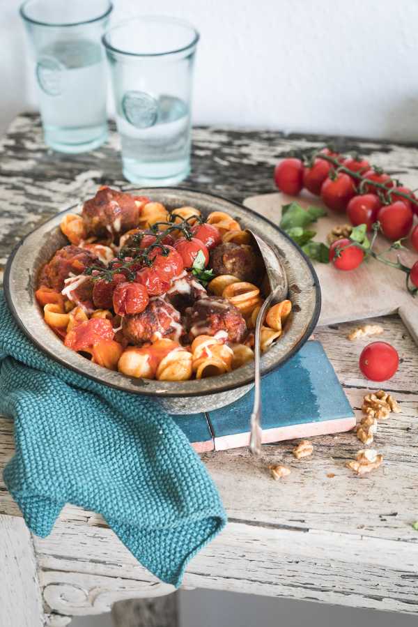 Orecchiette-Kasserolle mit ofengerösteten Tomaten und Walnuss-Mozzarella-Hackbällchen