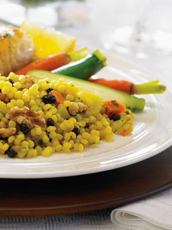 Orientalischer Couscous mit Walnuss-Pilaw