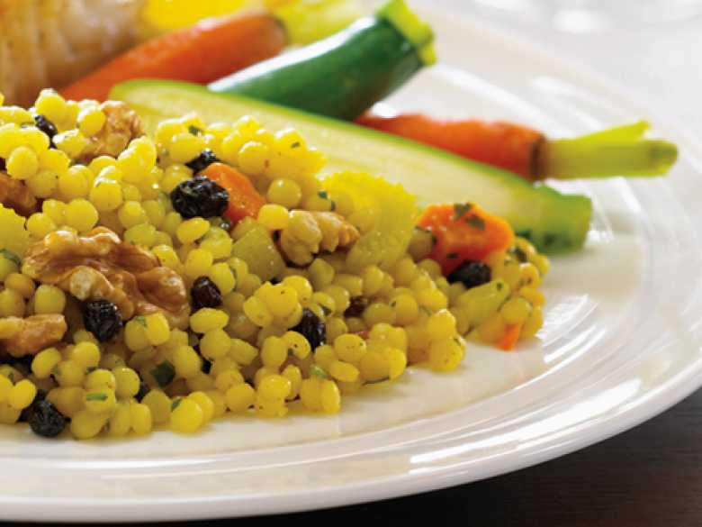 Orientalischer Couscous mit Walnuss-Pilaw