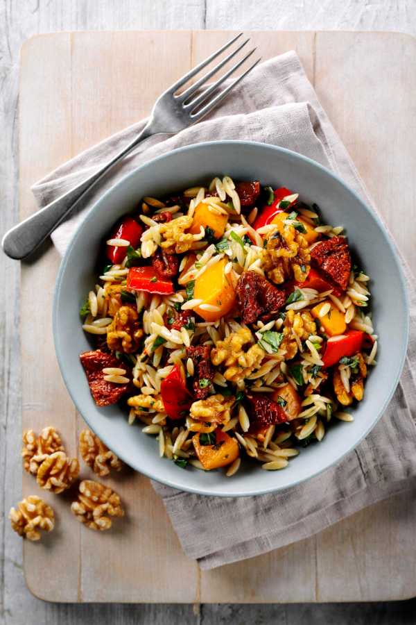 Orzo-Pasta mit Butternut, Kalifornischen Walnüssen und sonnengetrockneten Tomaten