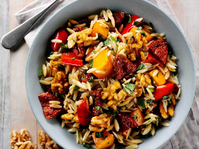 Orzo-Pasta mit Butternut, Kalifornischen Walnüssen und sonnengetrockneten Tomaten