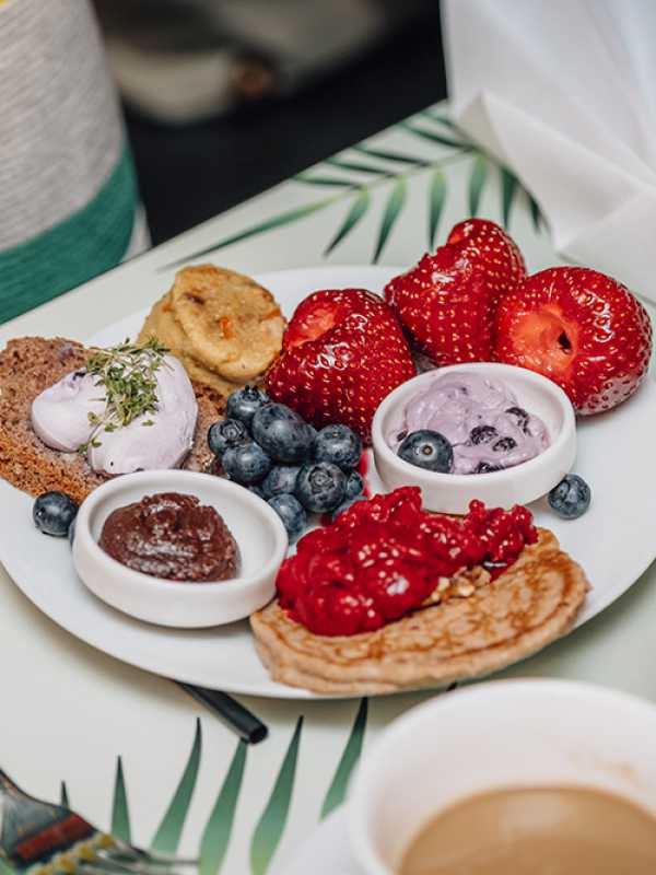 Walnuss-Pfannkuchen mit Erdbeeren, Walnüssen, Schokolade und Honig