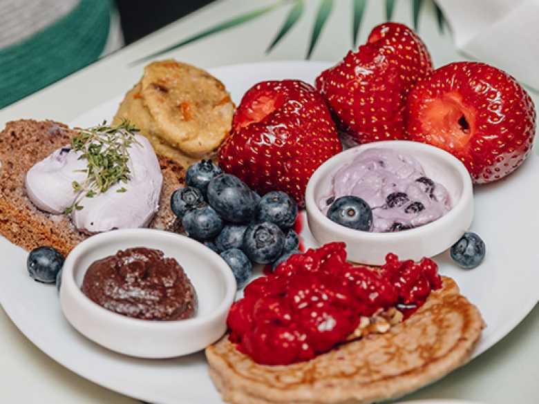 Walnuss-Pfannkuchen mit Erdbeeren, Walnüssen, Schokolade und Honig