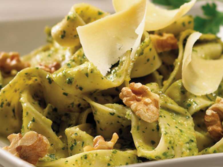Pappardelle mit Pesto und Walnüssen