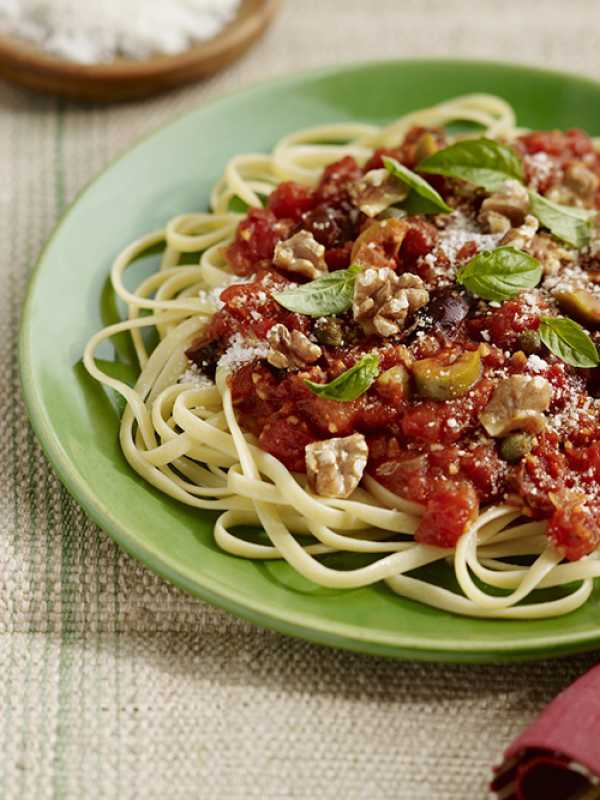 Pasta Puttanesca mit gemischten Oliven und Walnüssen