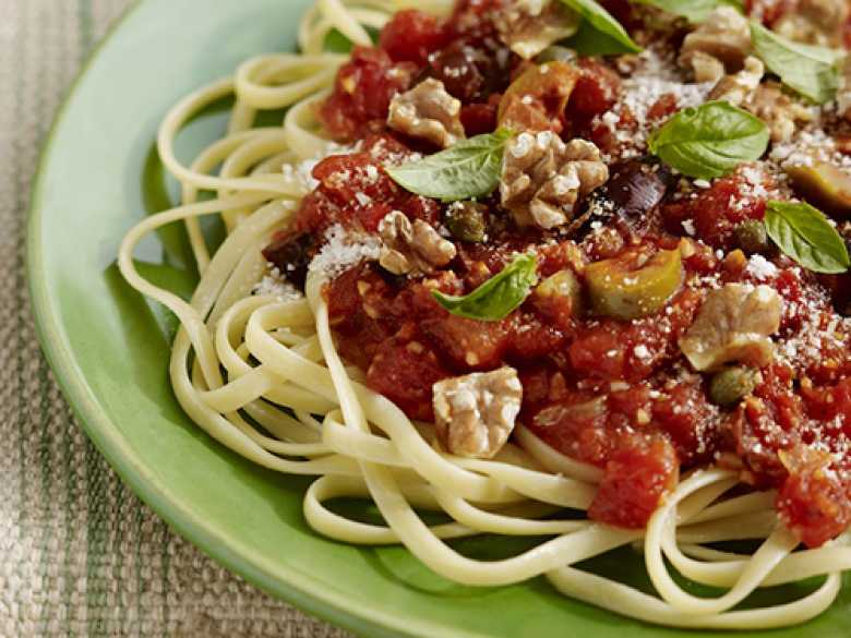 Pasta Puttanesca mit gemischten Oliven und Walnüssen