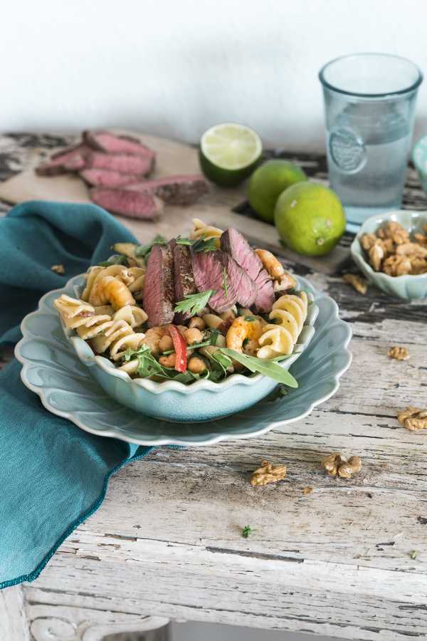 Pasta-Salat Surf 'n' Turf mit Walnuss-Limetten-Mayo