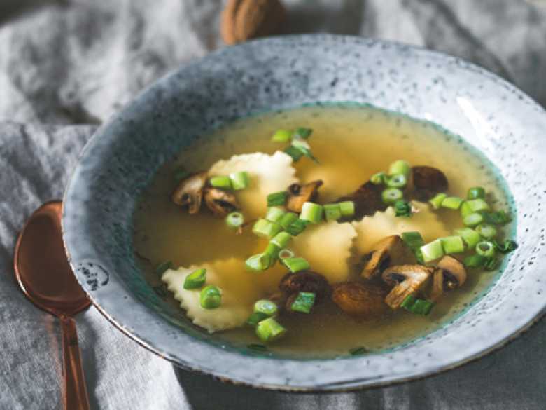 Pilzkonsomme mit Walnuss-Ricotta-Ravioli