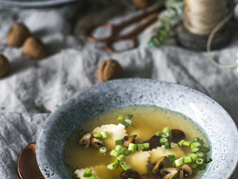Pilzkonsomme mit Walnuss-Ricotta-Ravioli