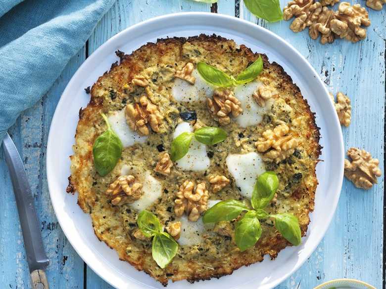 Blumenkohl-Pizza mit Zucchini-Walnuss-Baba Ganoush und Basilikum-Joghurt-Sauce