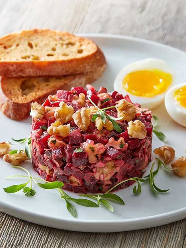 Rote Bete Tartar mit kalifornischen Walnüssen 