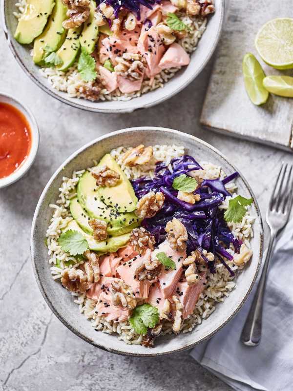 Poke-Bowl mit Lachs, Walnüssen und Rotkohl