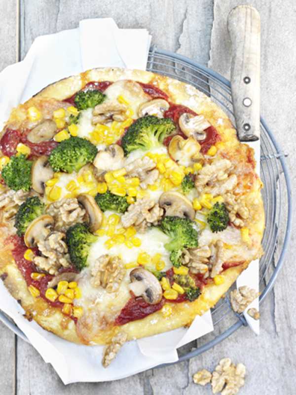 Polenta-Pizza mit Gemüse und Walnüssen