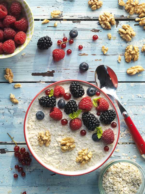 Walnussmilchporridge mit Himbeeren und Brombeeren