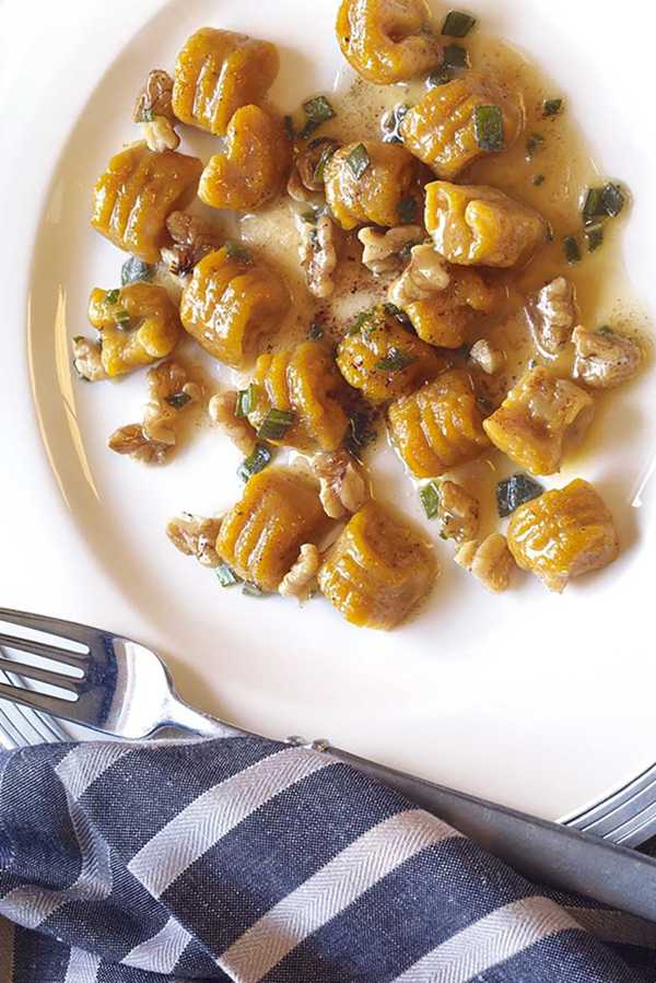 Kürbis-Gnocchi mit kalifornischen Walnüssen in brauner Buttersoße