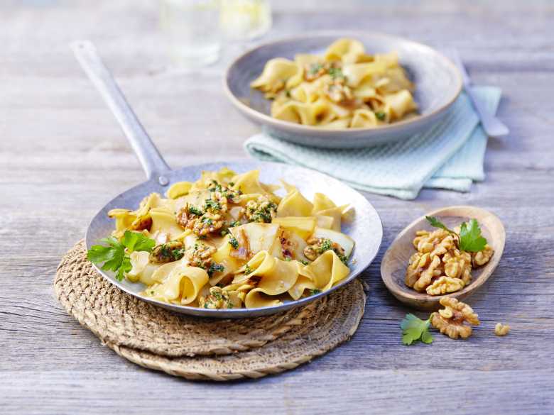 Krautfleckerl mit gekräuterten Walnüssen