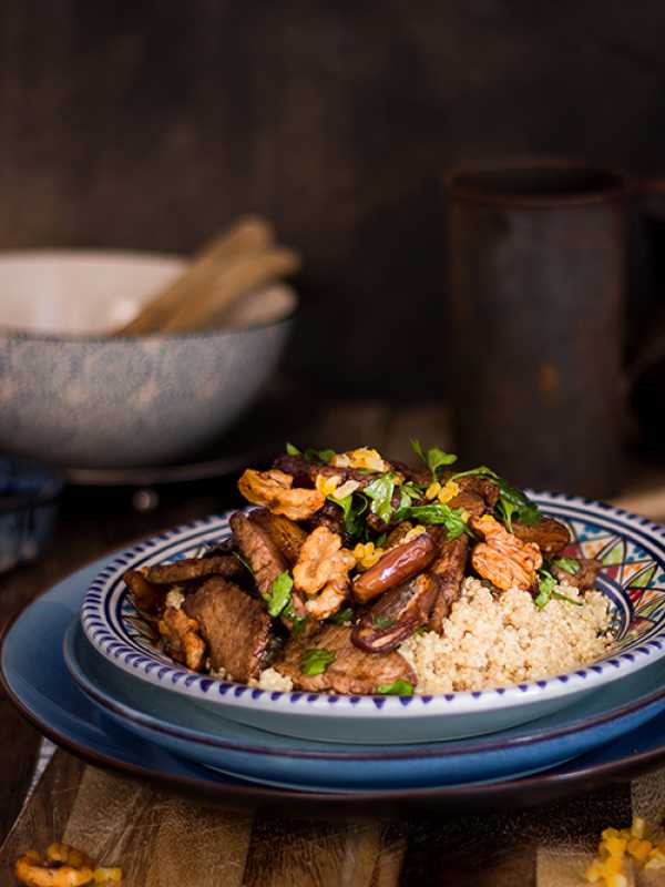 Quinoa-Lamm-Pfanne mit Walnüssen, Datteln und Aprikosen