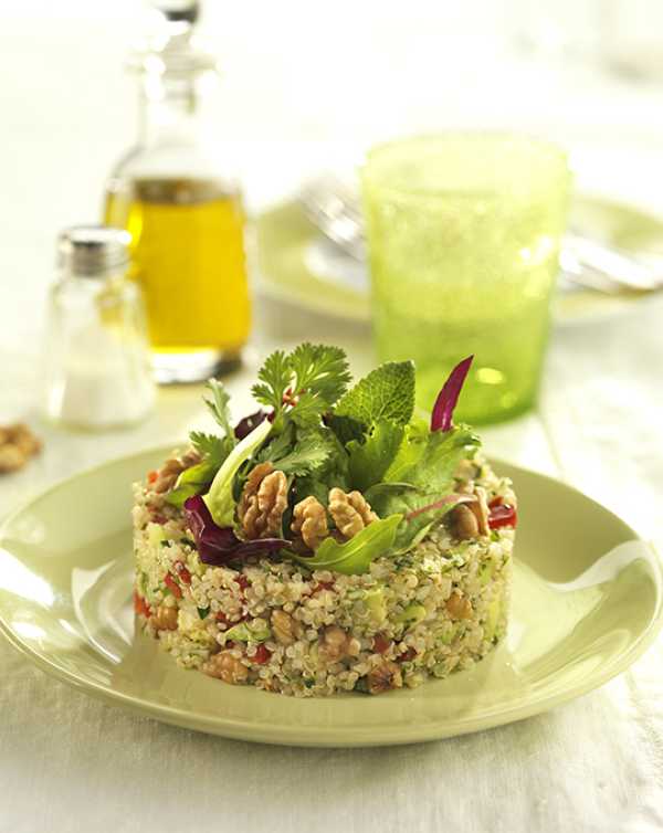 Quinoa-Salat mit kalifornischen Walnüssen