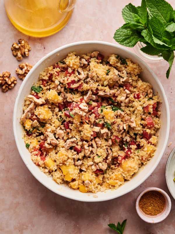 Quinoa-Salat mit Mango und Walnüssen