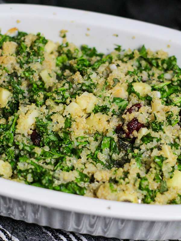 Veganes Quinoa Stuffing mit Grünkohl, Walnüssen und Cranberries