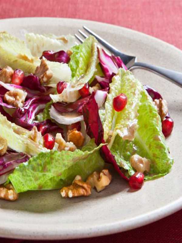 Radicchiosalat mit Walnüssen und Ingwer-Granatapfel-Vinaigrette