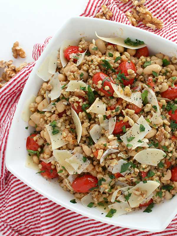 Hirsesalat mit gerösteten Tomaten und Walnüssen