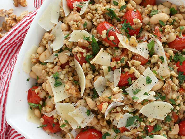 Hirsesalat mit gerösteten Tomaten und Walnüssen