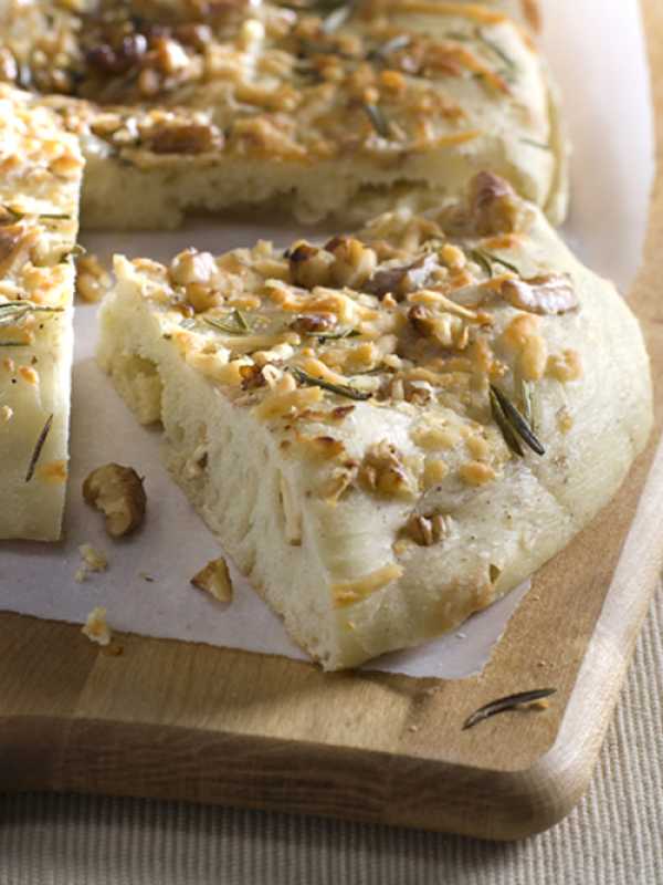 Rosmarin-Focaccia mit Walnüssen