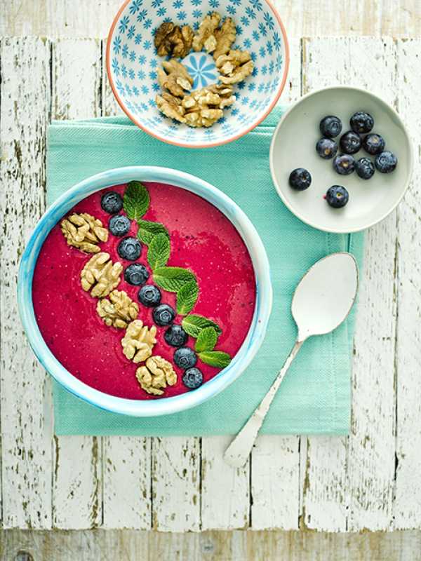 Rote Beete-Walnuss-Beeren Smoothiebowl