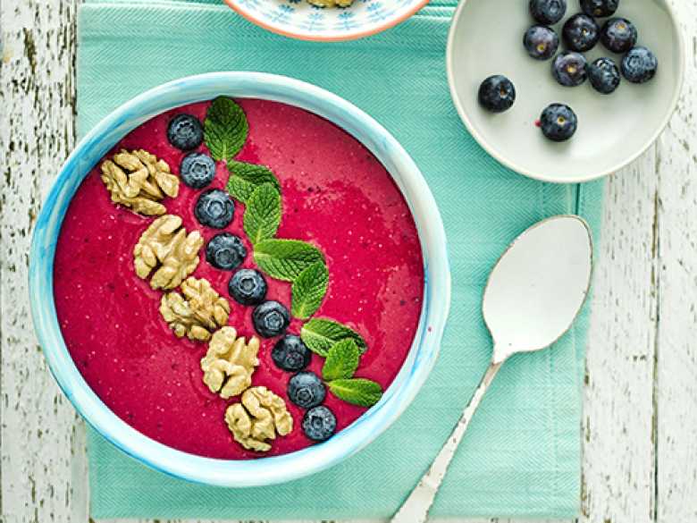 Rote Beete-Walnuss-Beeren Smoothiebowl