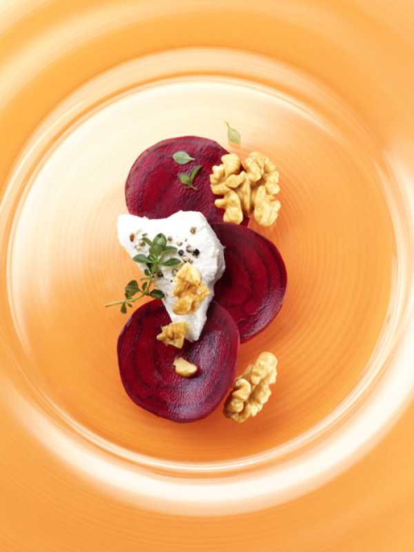 Rote Bete mit Ziegenkäse, Thymian und kalifornischen Walnüssen