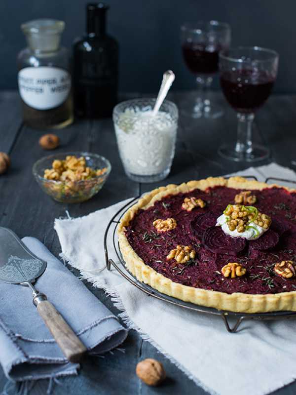 Rote Bete-Walnuss-Quiche mit Hackfleisch und Thymian-Ricotta 