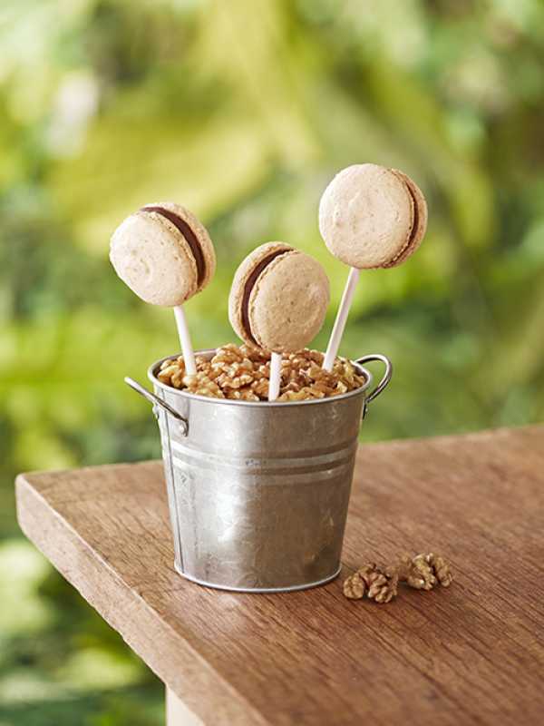 Schoko-Walnuss-Macaron-Pops