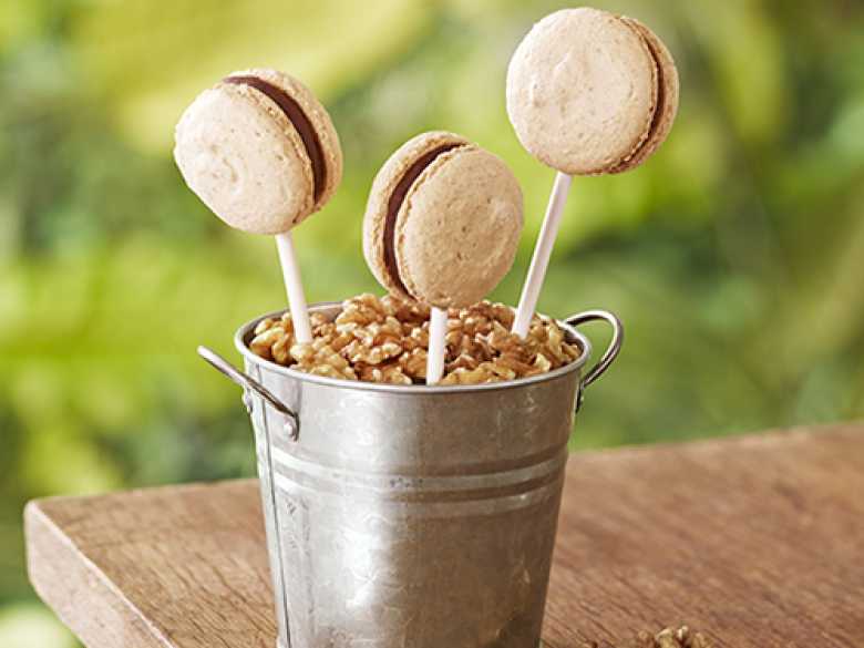 Schoko-Walnuss-Macaron-Pops