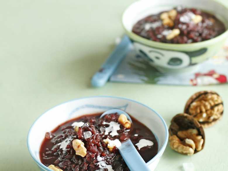 Schwarzer Walnuss-Kokosnuss Porridge