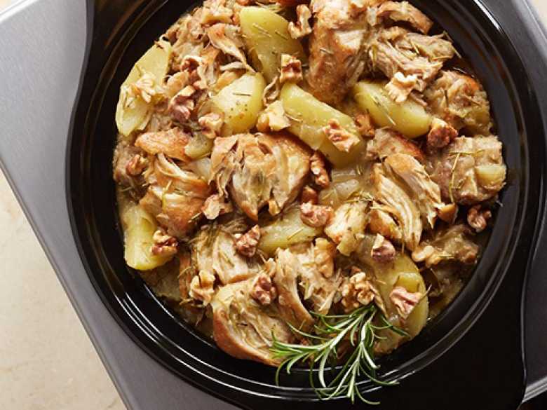 Schweinefleisch aus dem Slow Cooker mit Walnüssen und Äpfeln