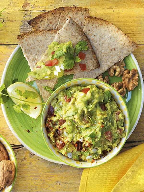 Selbstgemachte Walnuss-Nachos mit Guacamole