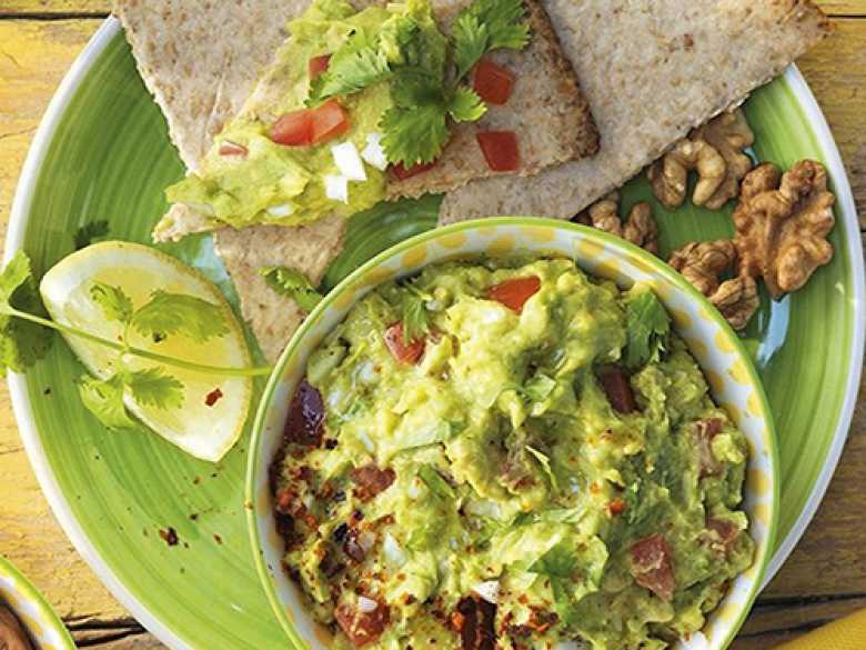 Selbstgemachte Walnuss-Nachos mit Guacamole