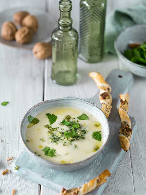 Sellerie-Creme-Suppe mit Walnuss-Petersilien Pesto und Walnussknusperstangen