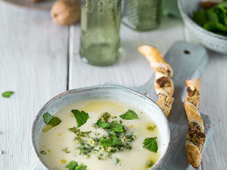 Sellerie-Creme-Suppe mit Walnuss-Petersilien Pesto und Walnussknusperstangen