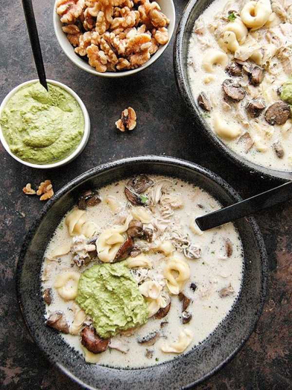 Slow Cooker Tortellini-Suppe mit Hühnchen und Walnuss-Pesto