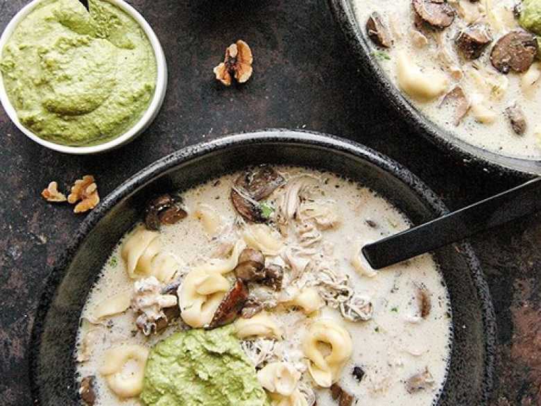 Slow Cooker Tortellini-Suppe mit Hühnchen und Walnuss-Pesto