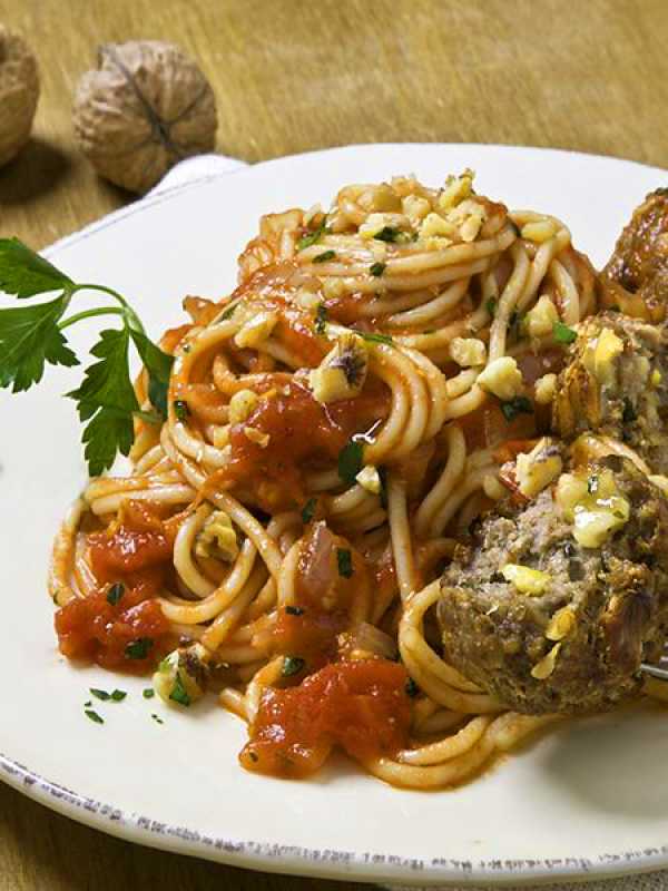 Spaghetti mit Walnuss-Fleischbällchen