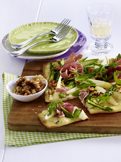 Spargel-Flammkuchen mit karamellisierten Walnüssen