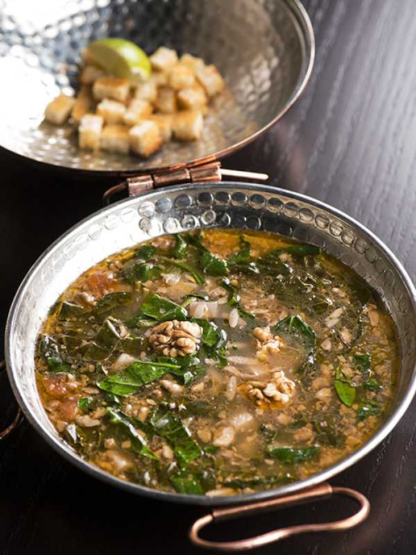 Spinatsuppe mit kalifornischen Walnüssen