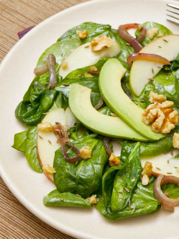 Spinatsalat mit gegrillten Zwiebeln, Avocado und Walnüssen