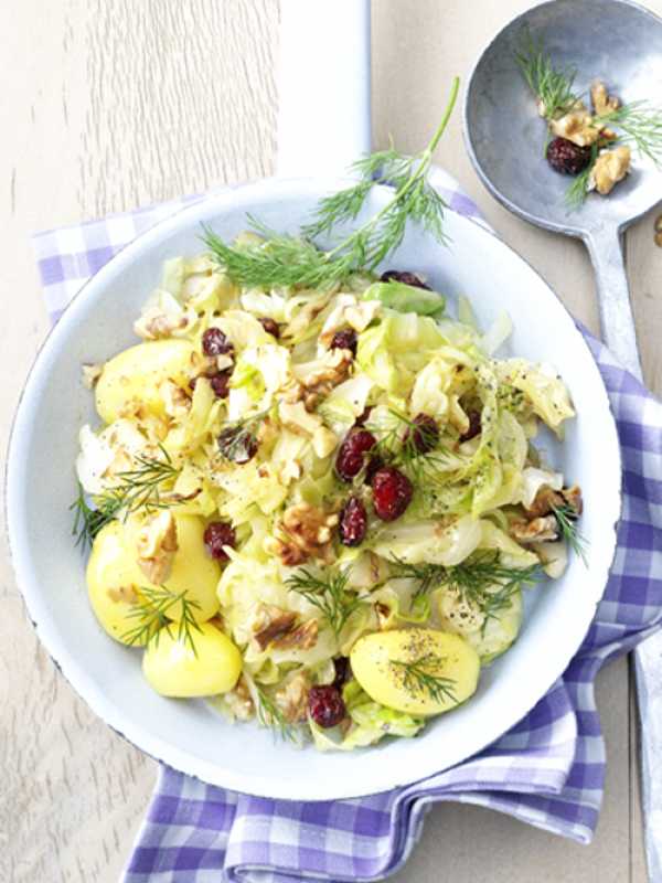 Spitzkohl-Walnusspfanne mit Kartoffeln, Dill, Cranberries und kalifornischen Walnüssen